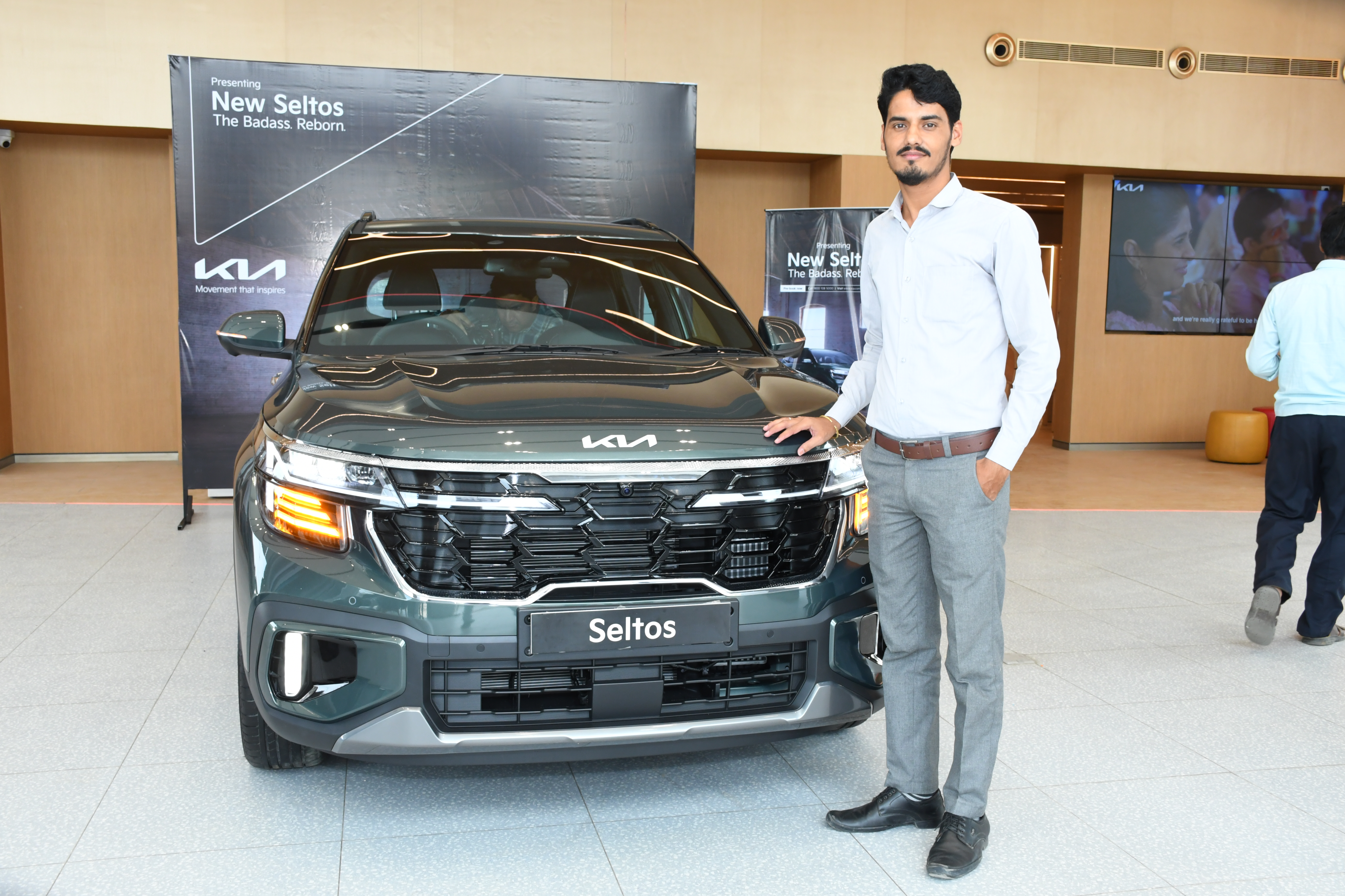 Car dealer — Kia Car Showroom in Sikar (photo 35)