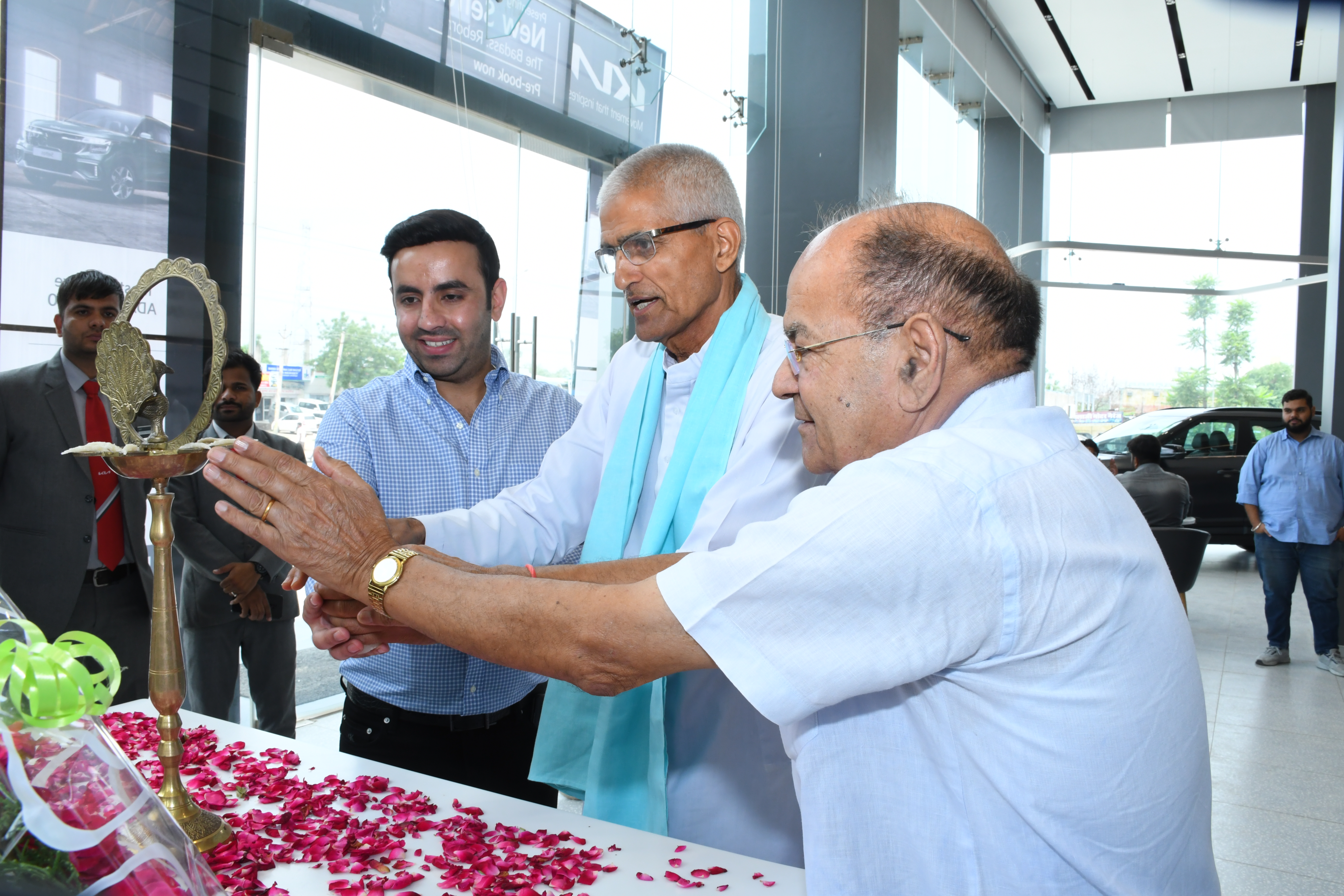 Car dealer — Kia Car Showroom in Sikar (photo 22)