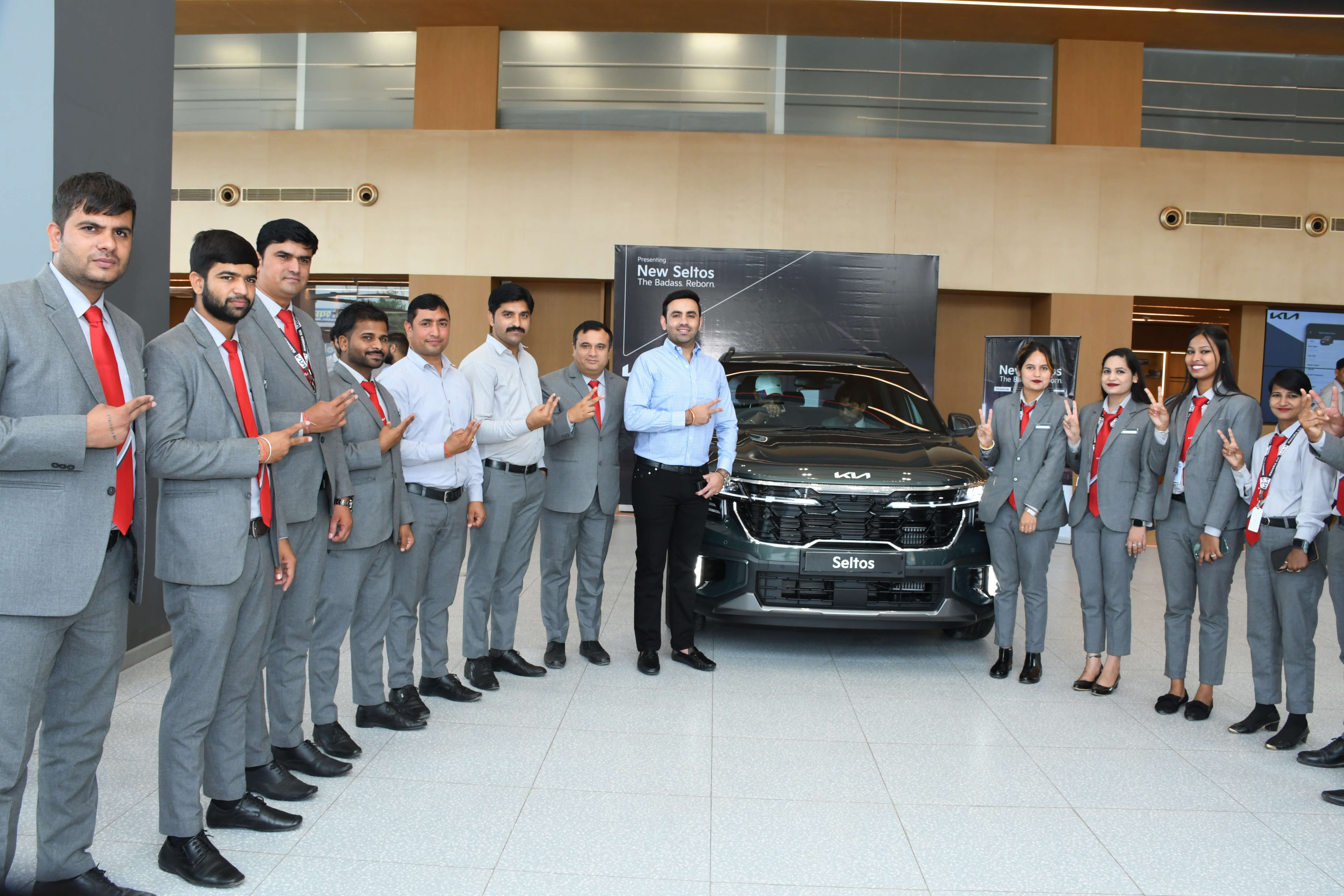 Car dealer — Kia Car Showroom in Sikar (photo 44)
