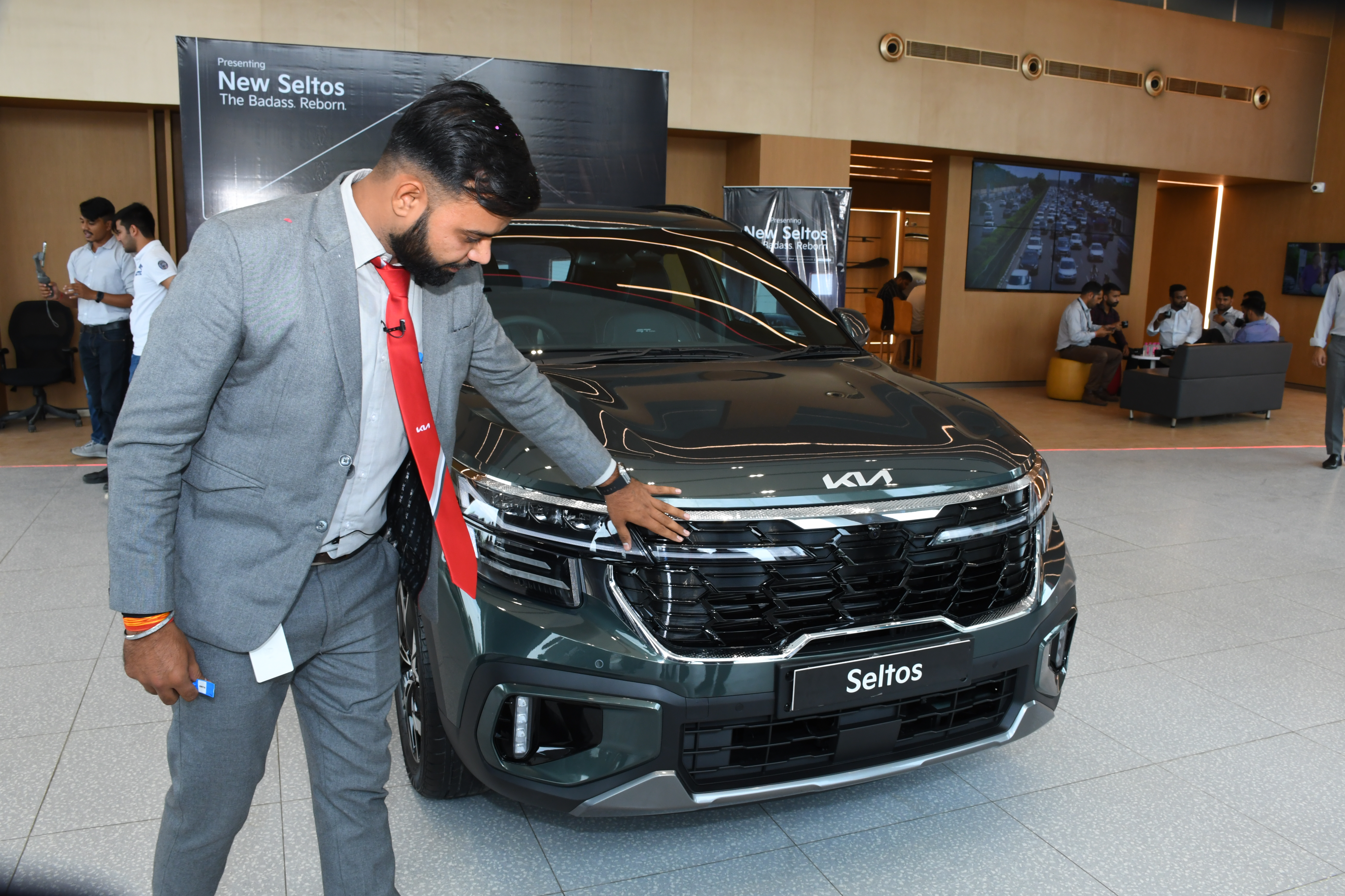 Car dealer — Kia Car Showroom in Sikar (photo 25)