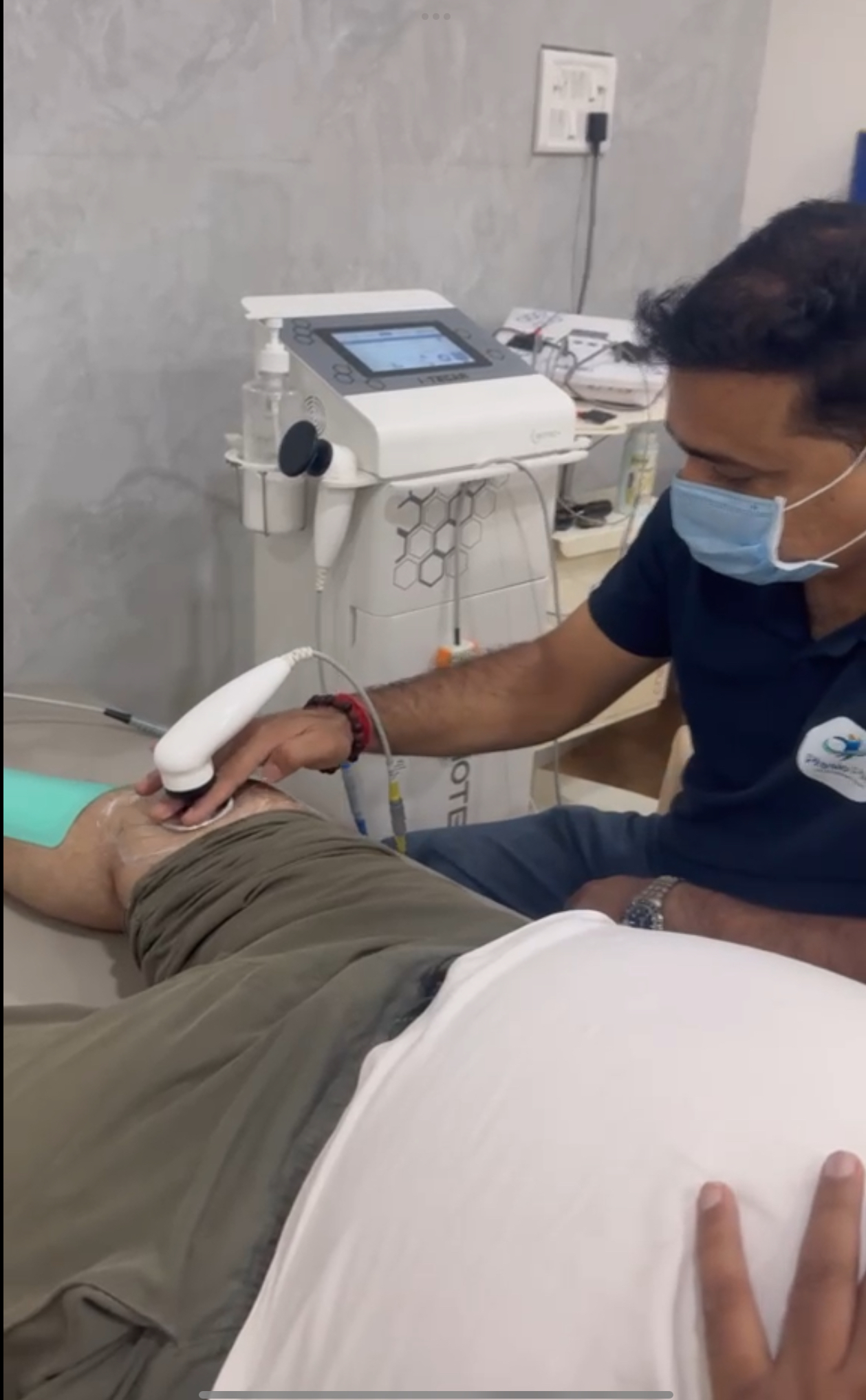 Witnessing a patient receive specialized therapeutic ultrasound treatment at Phy