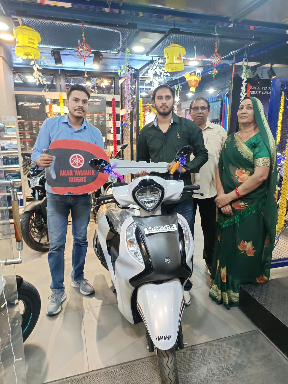Two Wheeler Dealer — Yamaha Motor Showroom in Jaipur (photo 6)