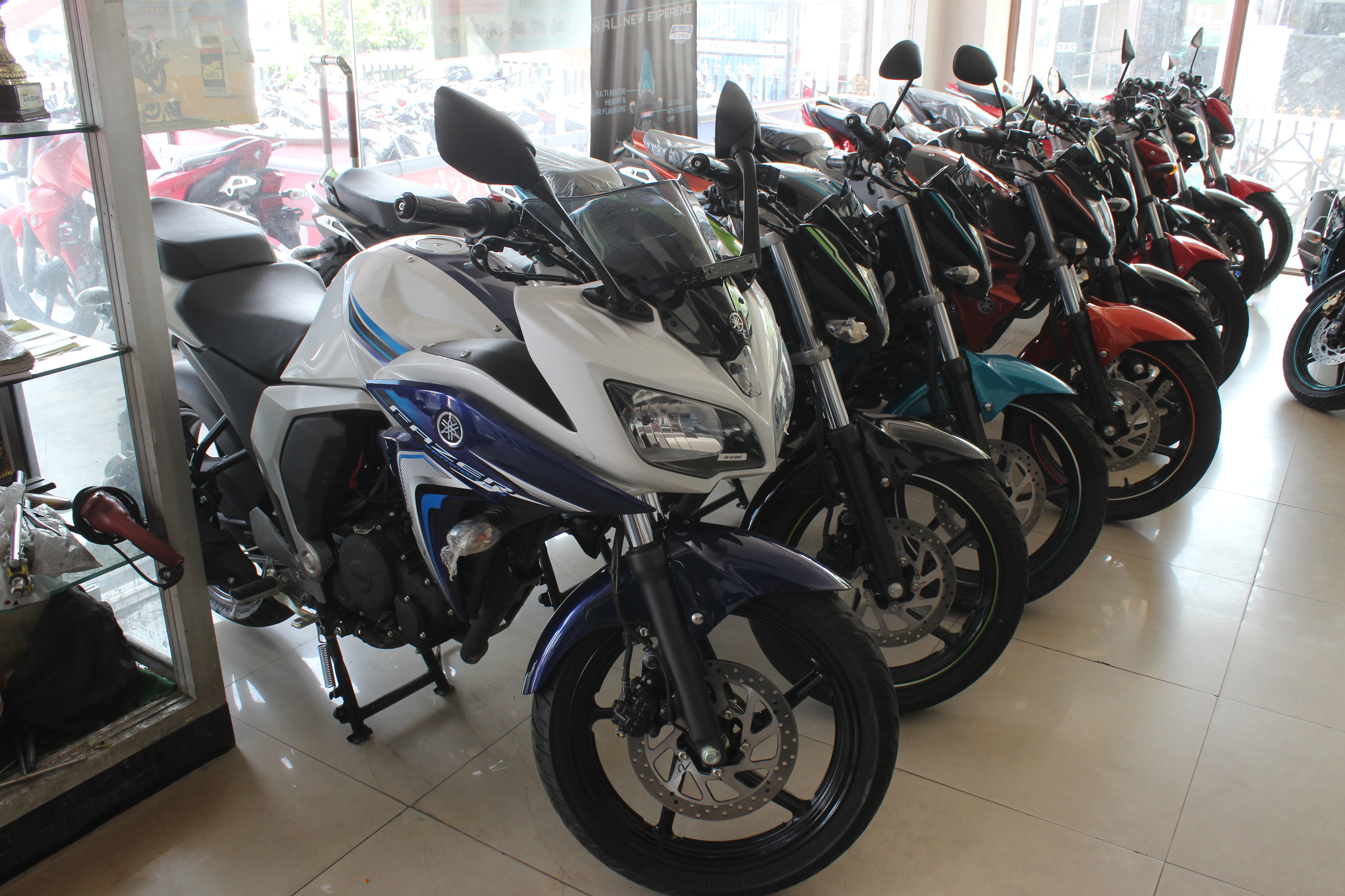 Two Wheeler Dealer — Yamaha Motor Showroom in Jaipur (photo 57)