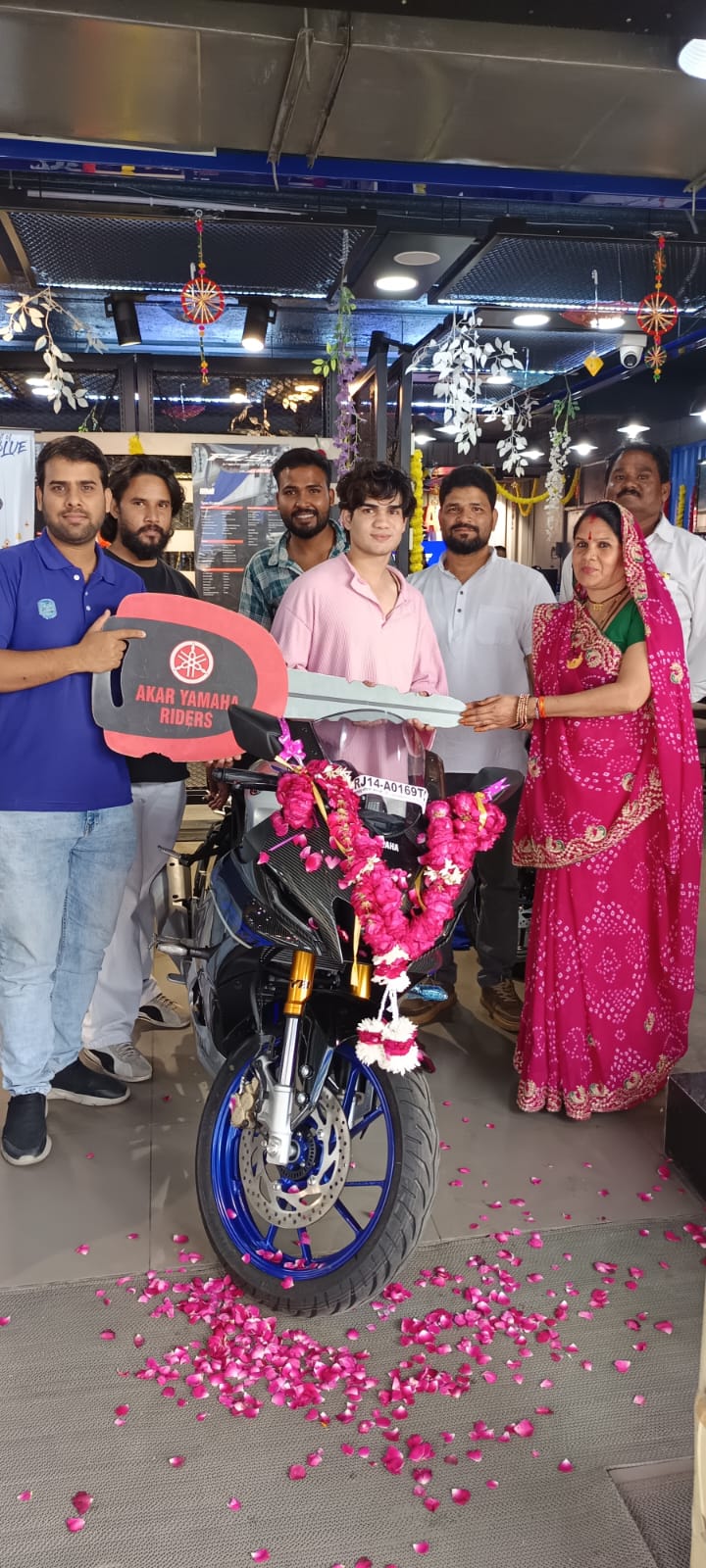 Two Wheeler Dealer — Yamaha Motor Showroom in Jaipur (photo 12)