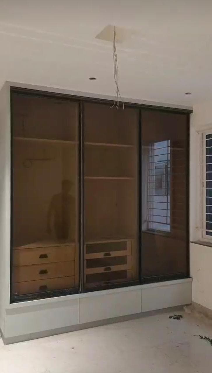 Aluminium Profile Shutter & Slim Partition Ahmedabad
Alumini